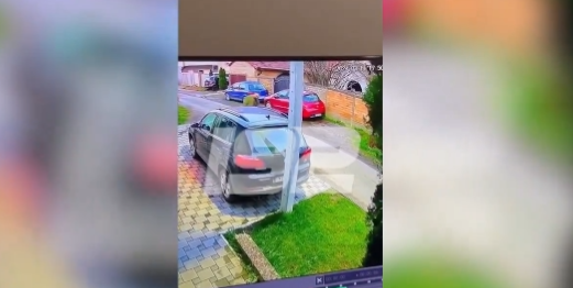 (UZNEMIRUJUĆI VIDEO) JEZIVO NASILJE U INĐIJI Huligani pretukli muškarca pred bebom i majkom