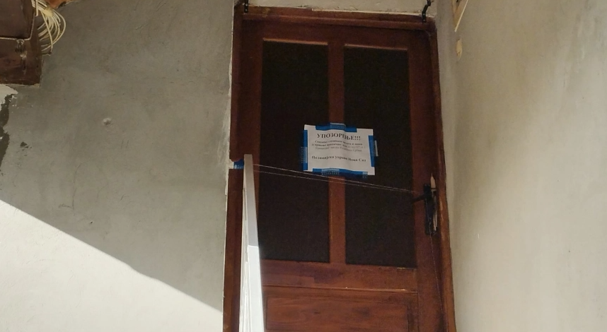 (FOTO) VRATA ZAPEČAĆENA, BRAVA OBIJENA, A KOMŠIJE PRESTRAVLJENE Ovo su novinarske ekipe zatekle na mjestu stravičnog zločina u Novom Sadu