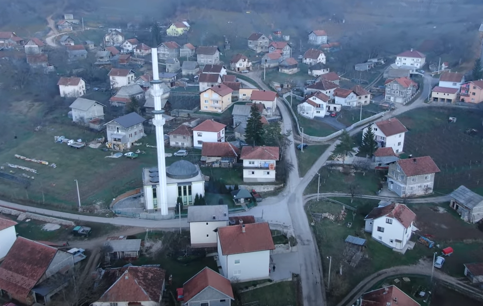 UZELI STVAR U SVOJE RUKE Mještani sela Vrše svojim novcem i radom uredili put
