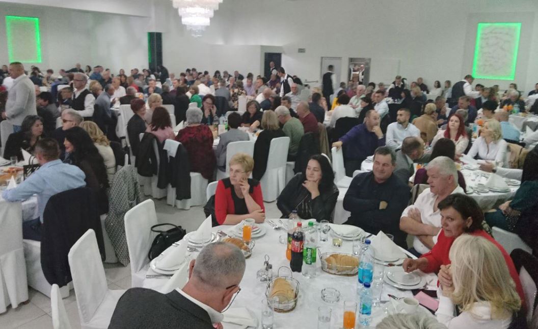 NE DAMO ZABORAVU SVOJU PROŠLOST I PORIJEKLO Više od 1.000 Tuzlaka se družilo u Bijeljini po sedmi put
