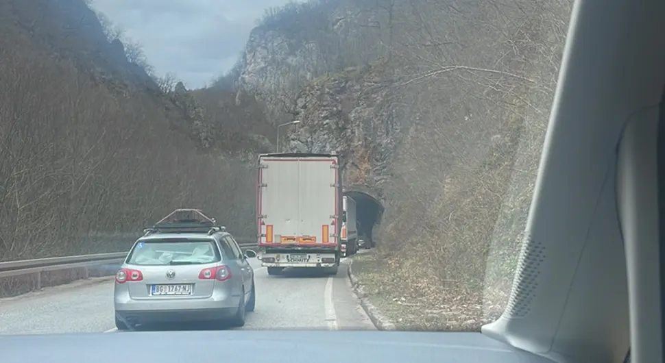SUDAR U TUNELU BRČIGOVO Tri osobe povrijeđene, saobraćaj obustavljen
