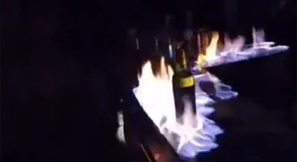 (UZNEMIRUJUĆI SNIMAK) Konobarica palila šank, pa zapalila goste