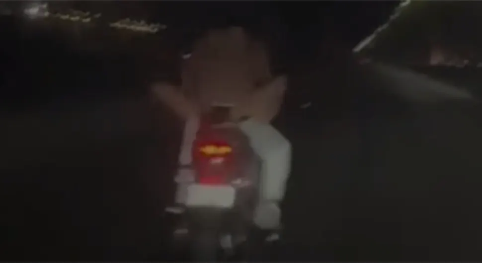 (VIDEO) ADRENALIN IH SKUPO KOŠTAO Snimljeni u žestokom polnom odnosu na motoru usred vožnje