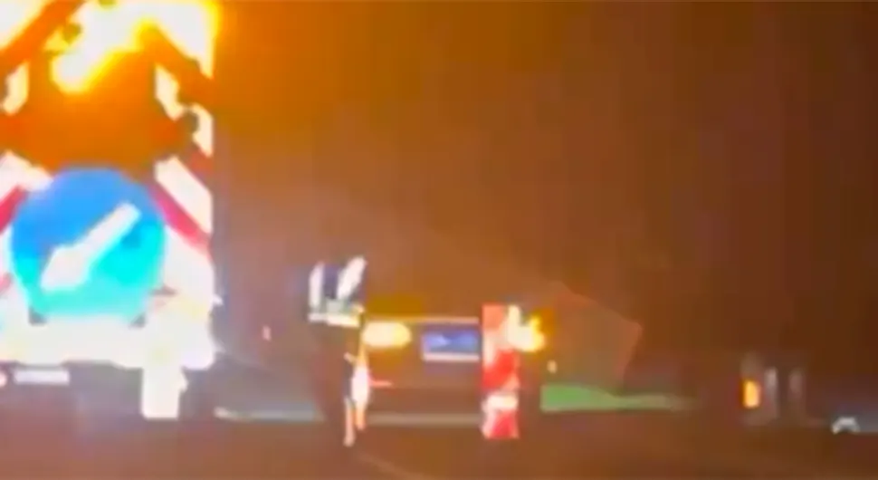 (VIDEO) TEŽAK UDES NA AUTO-PUTU Kamion sletio sa kolovoza, saobraćaj usporen