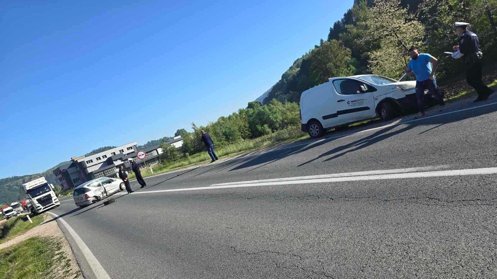DETALJI SAOBRAĆAJKE KOD MAGLAJA U sudaru tri vozila povrijeđena jedna osoba
