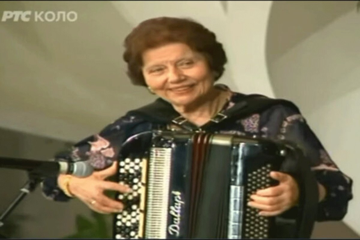 (VIDEO) RADOJKA BILA U GINISOVOJ KNJIZI, POKLONILA JOJ SE ENGLESKA KRALJICA Životna priča harmonikašice kojoj je klicao čitav svijet