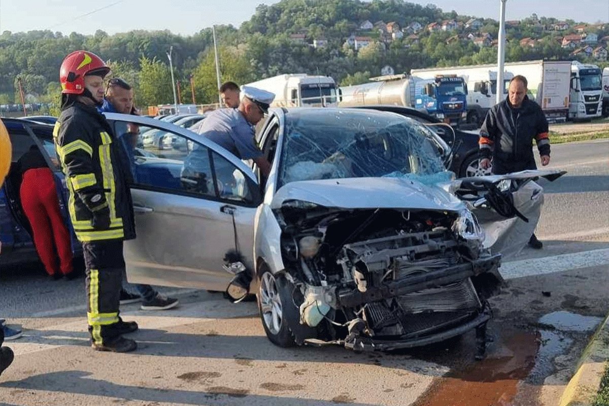 TEŠKA SAOBRAĆAJKA KOD TEŠNJA Sudarili se dva automobila i kamiona, ima povrijeđenih