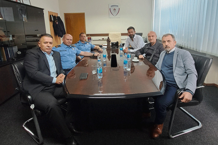"PLAVCI" VELIKOG SRCA Banjalučki policajci prikupili pomoć za porodice na KiM