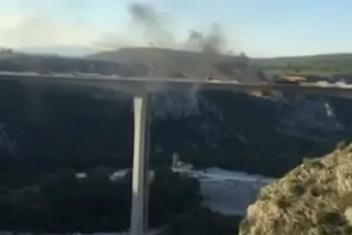 (VIDEO) OBJAVLJEN SNIMAK EKSPLOZIJE NA MOSTU POČITELJ Vatrogasci intervenisali, poznat uzrok incidenta