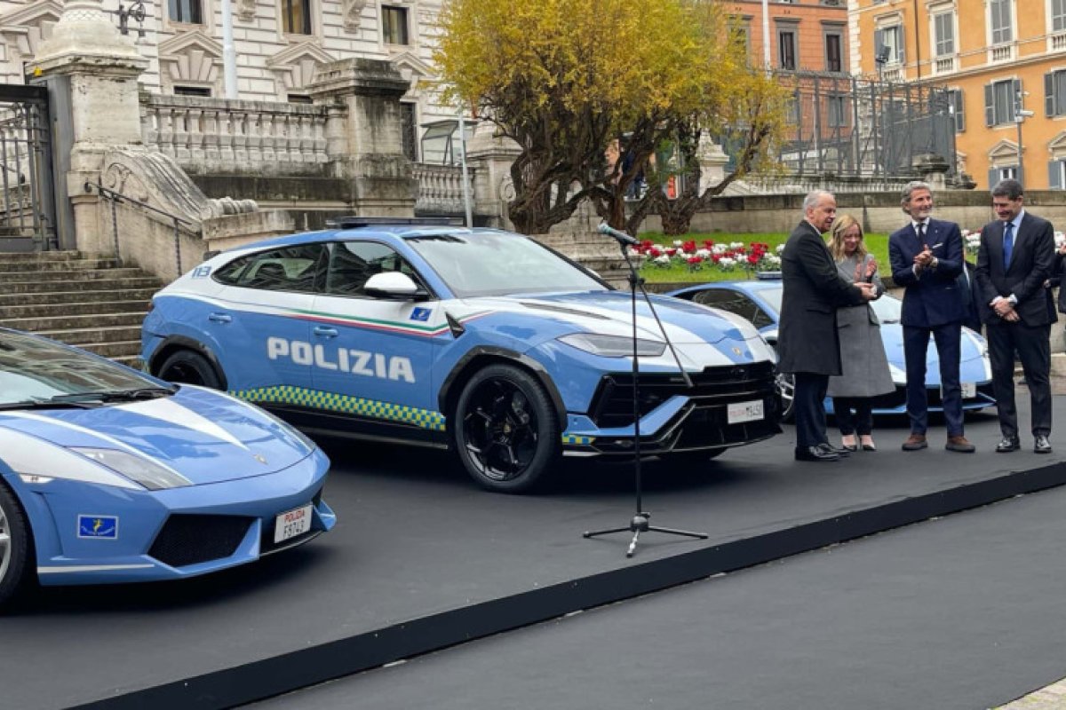 PROBAJTE POBJEĆI ITALIJANSKOJ POLICIJI U floti i Lamborghini Urus Performante