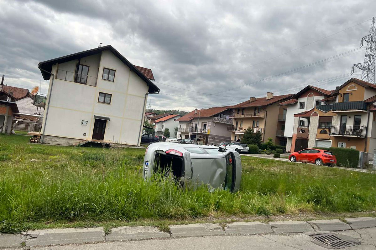 SAOBRAĆAJKA U BANJALUCI Auto se prevrnuo, povrijeđeni završili na UKC-u RS
