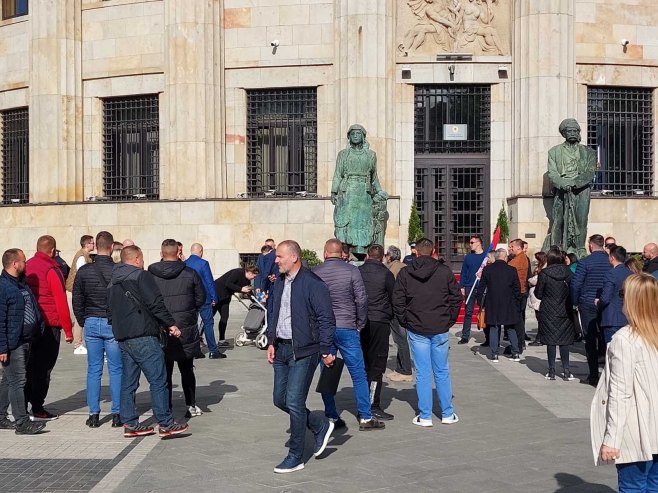 (FOTO) PREDSJEDNIK SA SVOJIM NARODOM Dodik sa građanima ispred Palate Republike uoči mitinga "Srpska te zove"