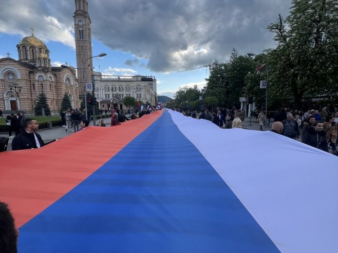 (FOTO) JAKA PORUKA IZ SRCA BANJALUKE Na mitingu "Srpska te zove" razvijena zastava duga 500 metara
