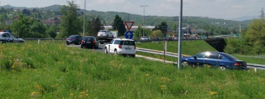MAHALA RUKAMA DRUGIM VOZAČIMA Žena vozila u suprotnom smjeru na autoputu, policija blokirala saobraćaj