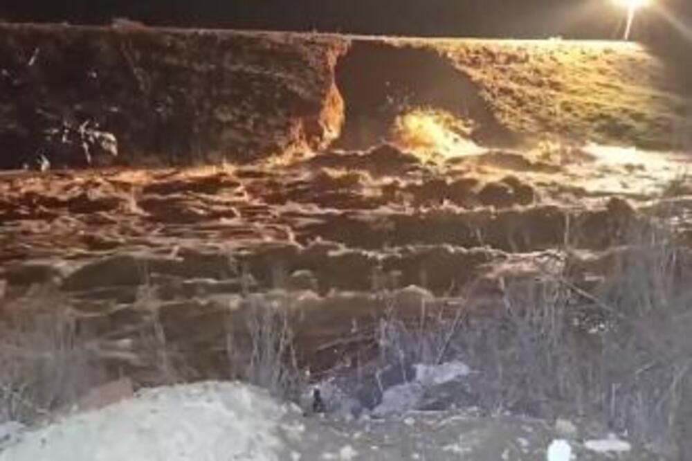 (VIDEO) PUKLA BRANA U RUSIJI Hiljade ljudi u opasnosti, uvedeno vanredno stanje