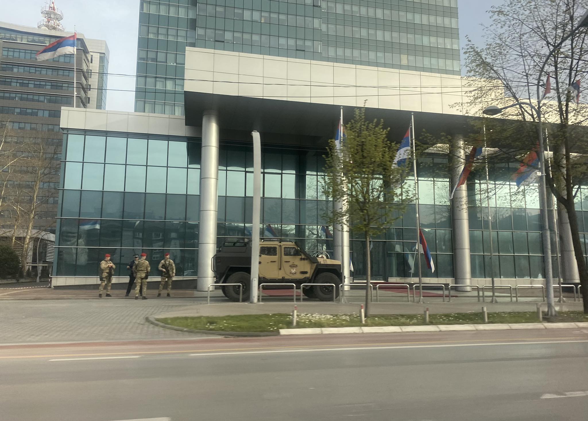 (FOTO) BORBENO VOZILO VIHOR ISPRED ZGRADE VLADE Trojica naoružanih vojnika pored njega: Šta se događa?