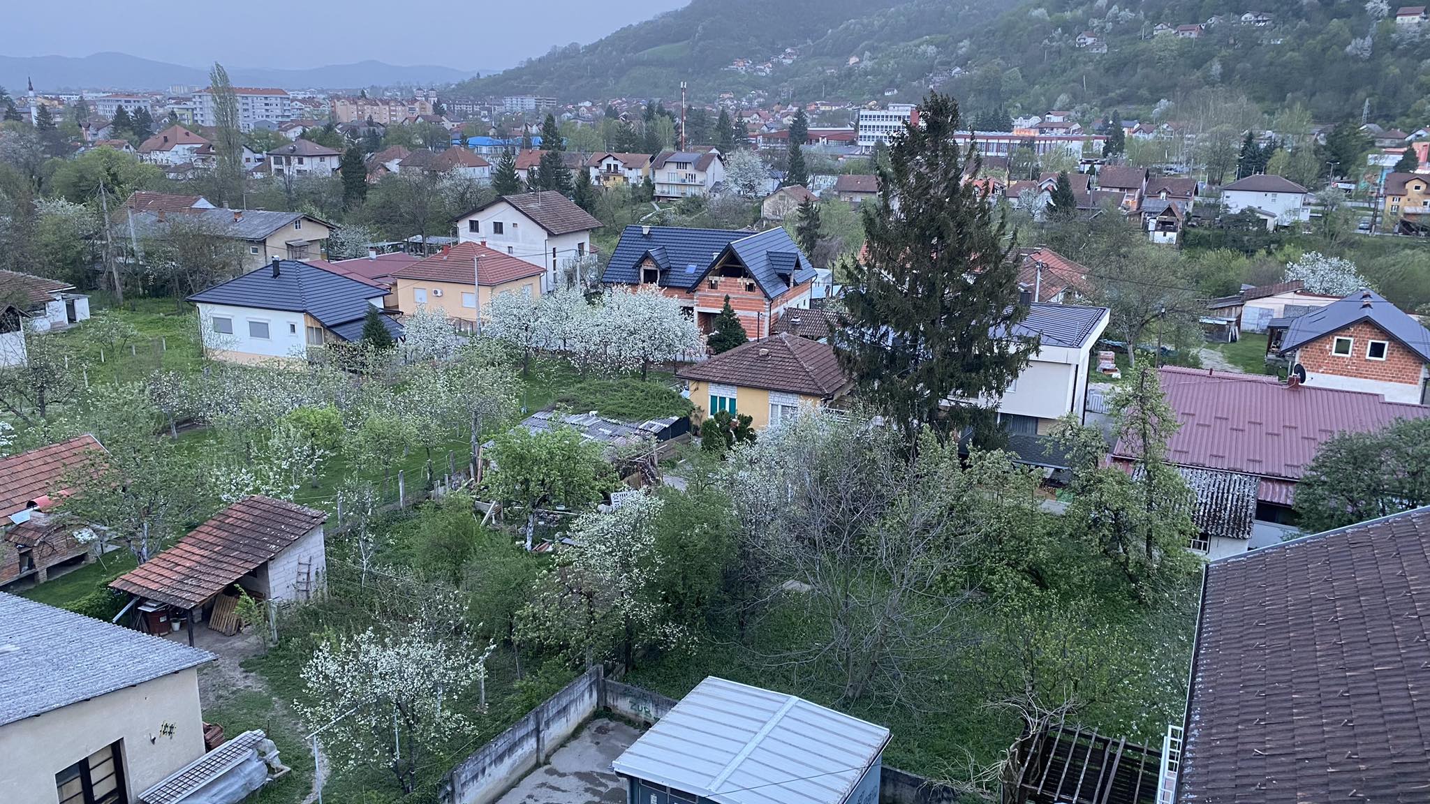 (FOTO/VIDEO) JAKI UDARI VJETRA U BANJALUCI Građani sklanjaju stvari oko kuća, saobraćaj otežan