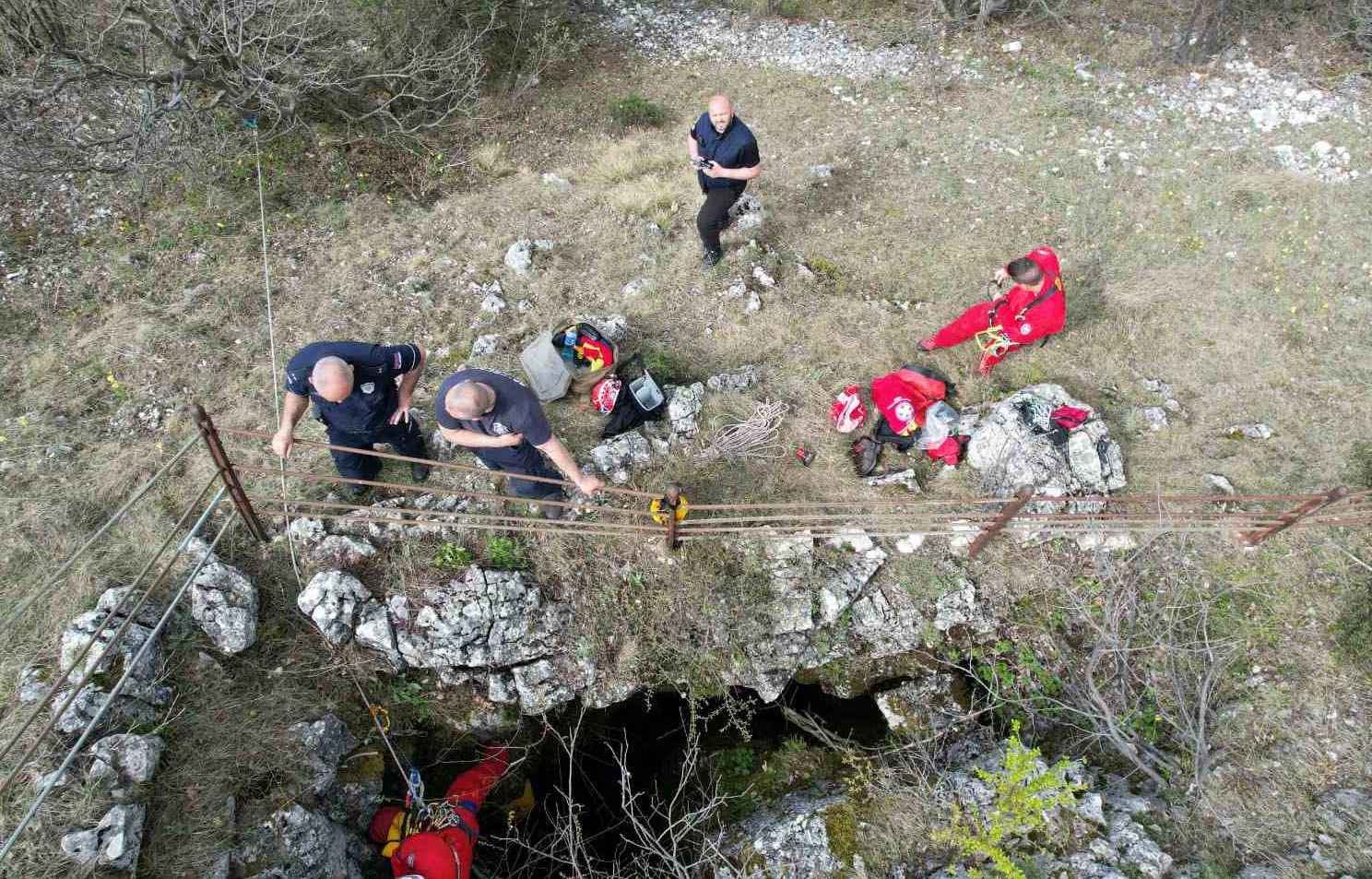 GRAĐANI BORA PALE SVIJEĆE Plamen ispred pećine gdje traže tijelo male Danke