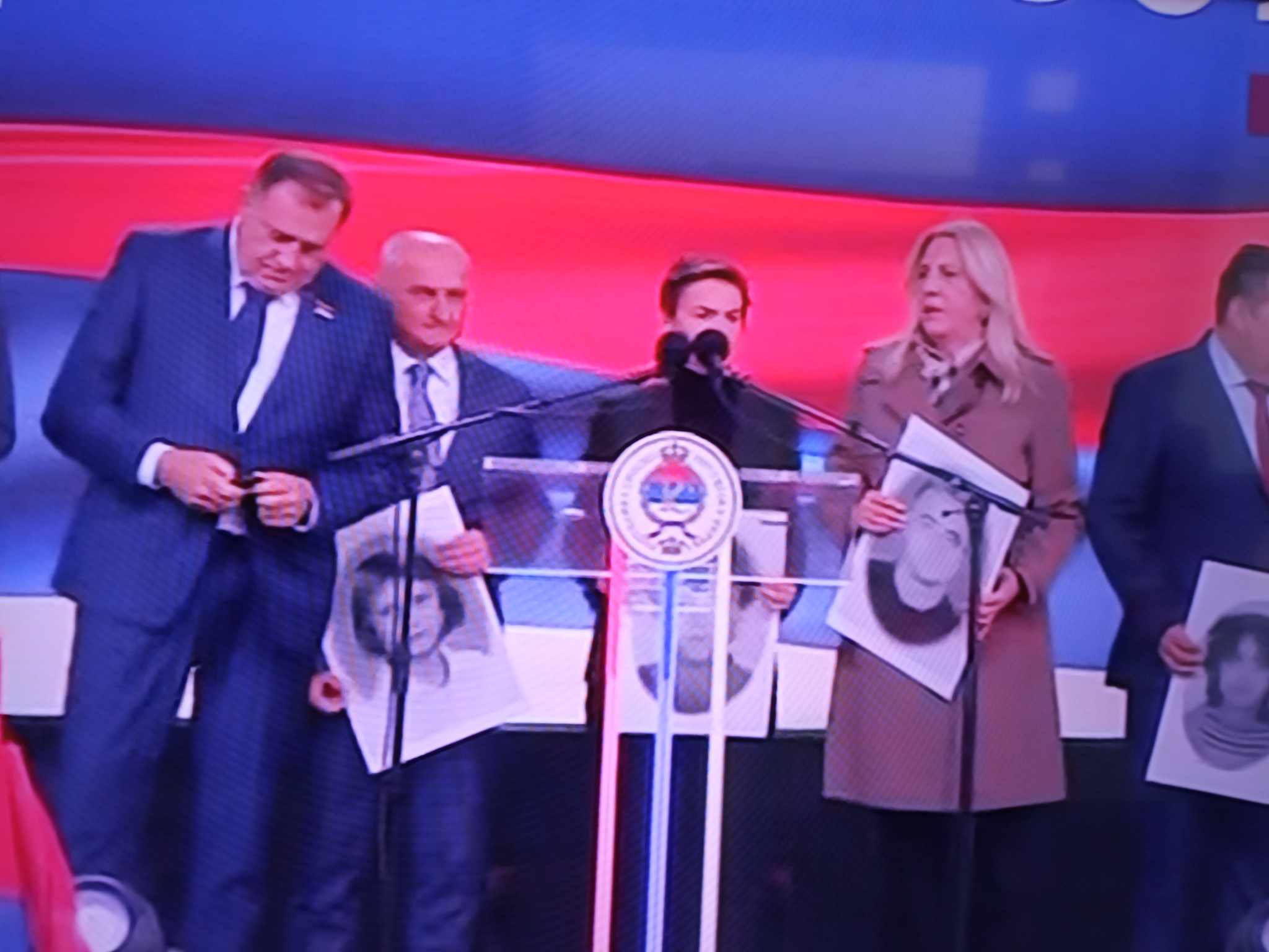 BRNABIĆEVA I SELAKOVIĆ U BANJALUCI Veliki narodni miting "Srpska te zove": Hiljade građna protiv rezolucije o Srebrenici