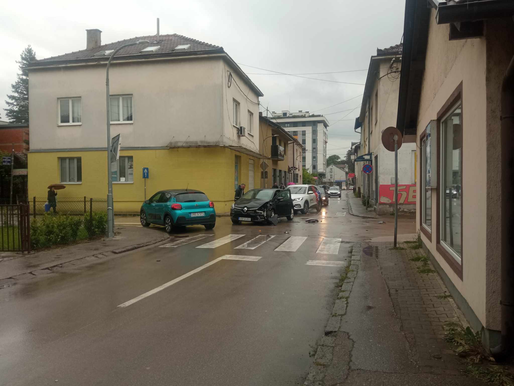 (FOTO) JOŠ JEDAN UDES U NOVOJ VAROŠI Kritična raskrsnica ponovo "lupa" automobile