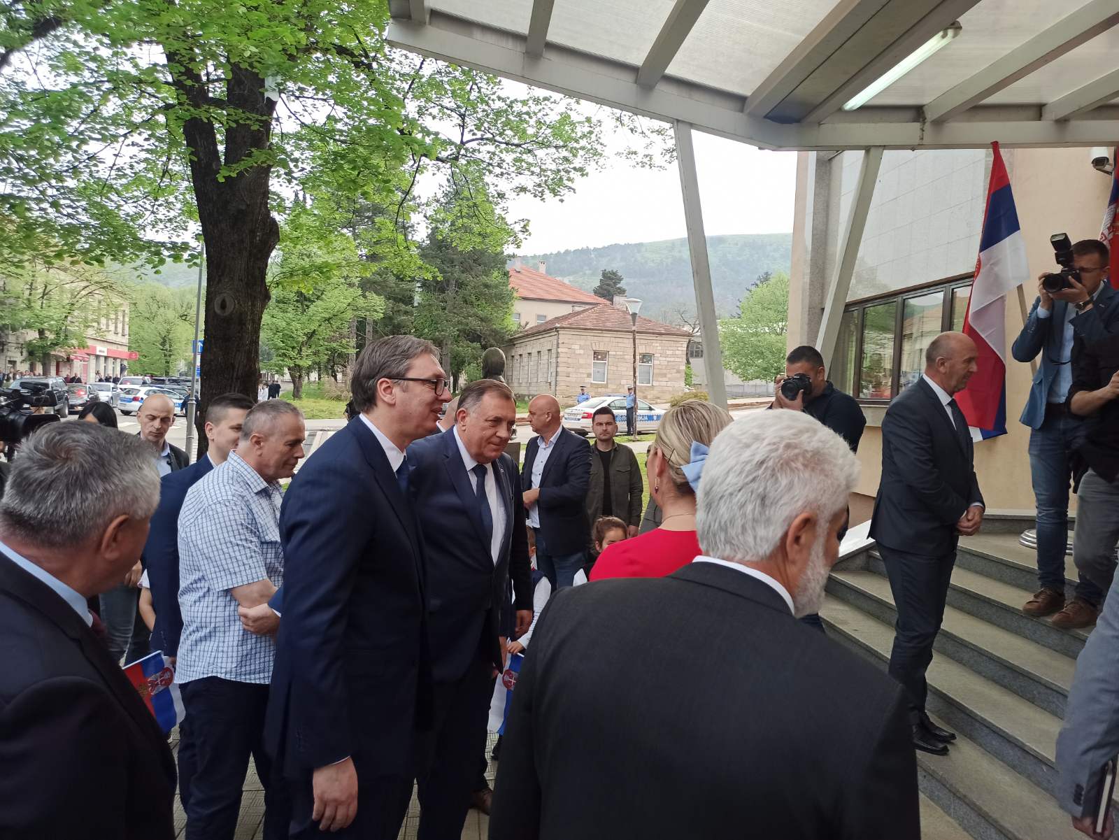 (FOTO/VIDEO) DODIK I VUČIĆ STIGLI U BILEĆU Građani ih dočekali aplauzom
