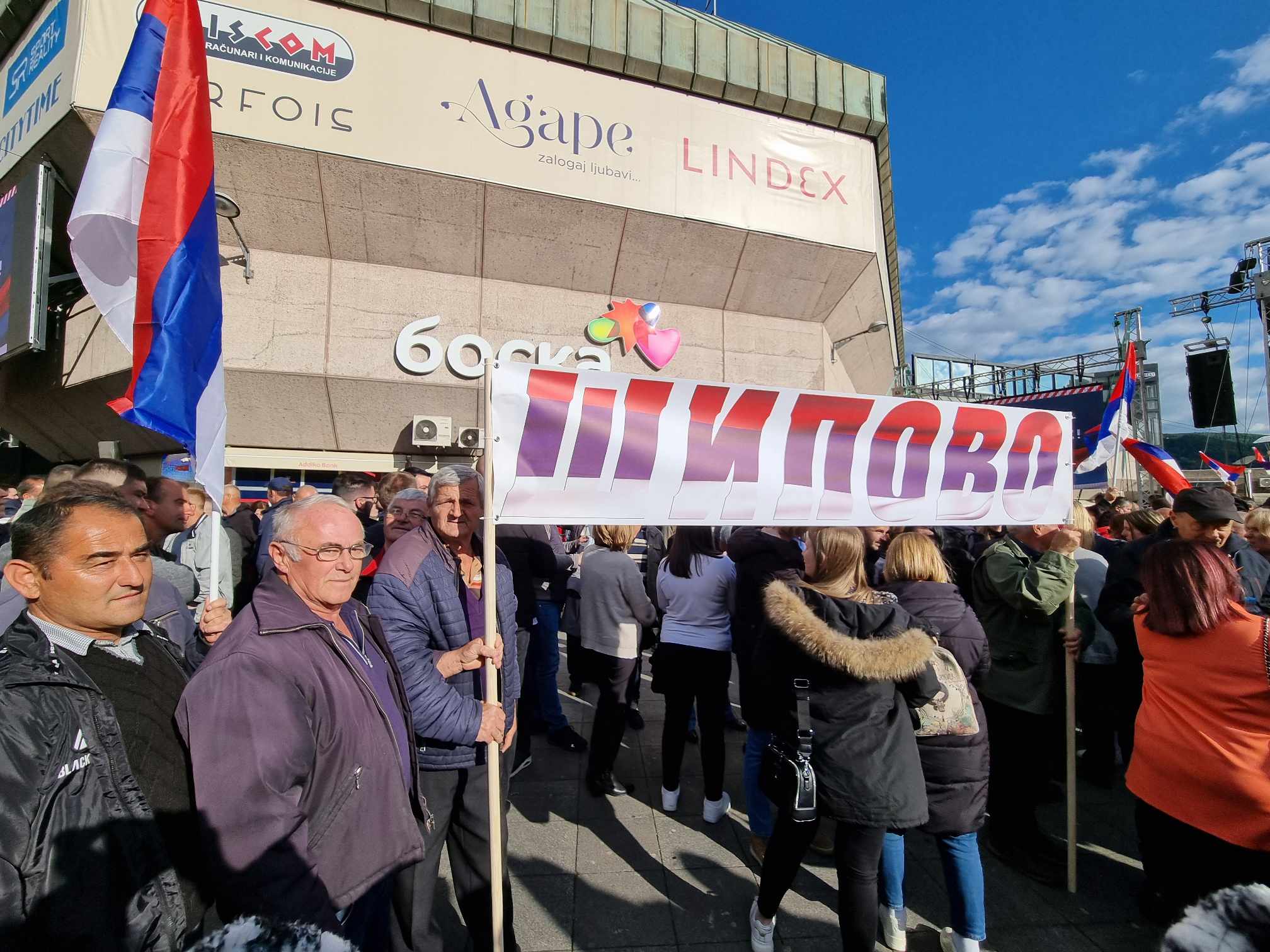 (FOTO) JASNA PORUKA SA TRGA KRAJINE Srpska pozvala - Šipovo došlo! RVI: Branio sam Srpsku u ratu, braniću i u miru