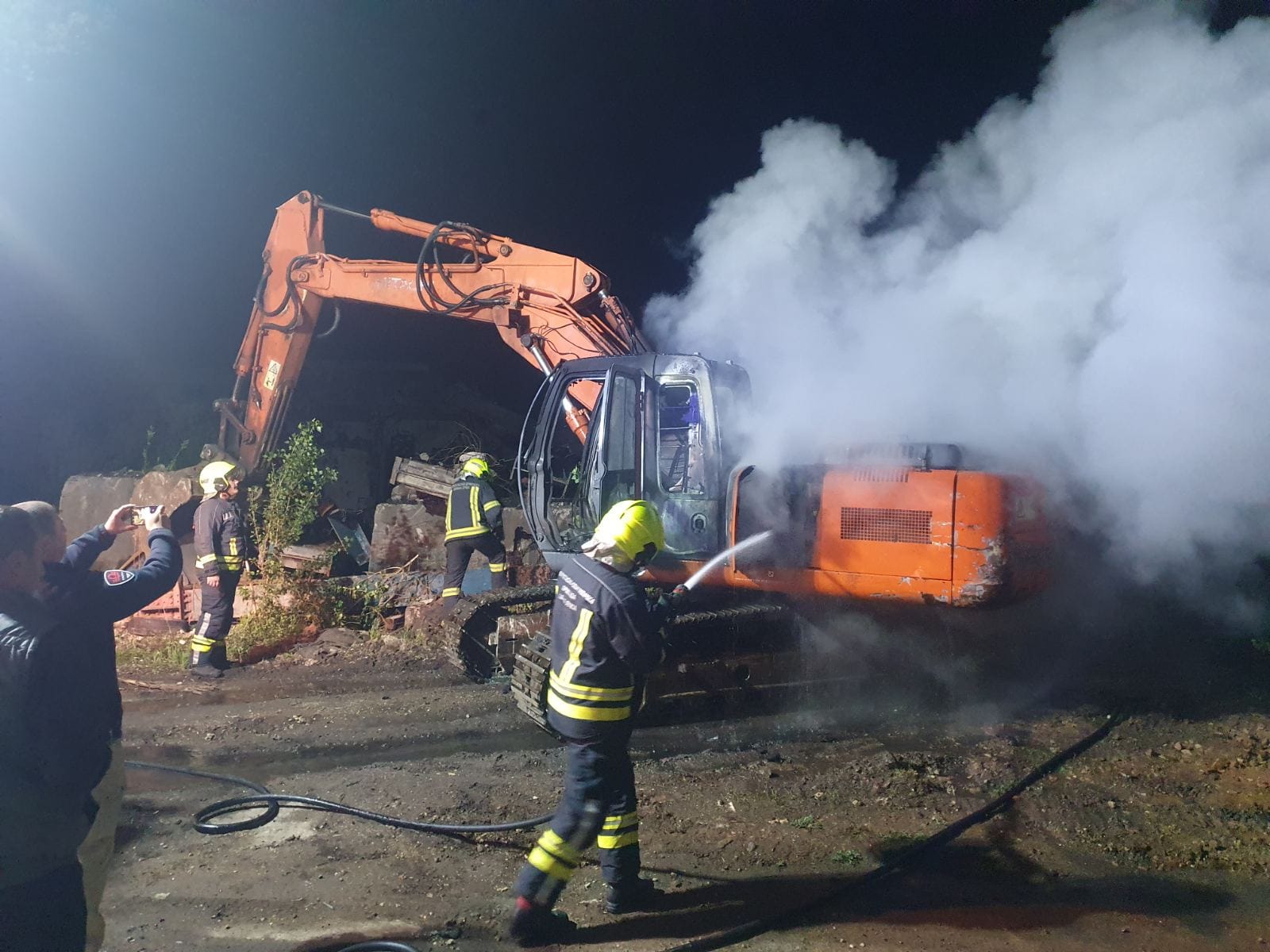 POŽAR U KRUGU INCELA Vatrogasci gasili požar na bageru