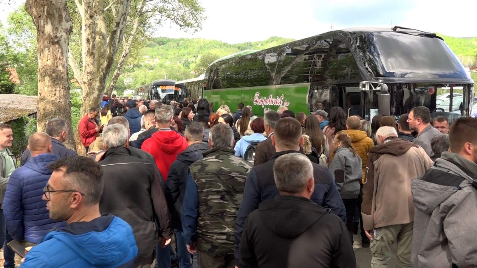(FOTO) "SRPSKA ZOVE, TESLIĆ DOLAZI!" Više od 800 ljudi uz svoju Republiku, njen narod i institucije