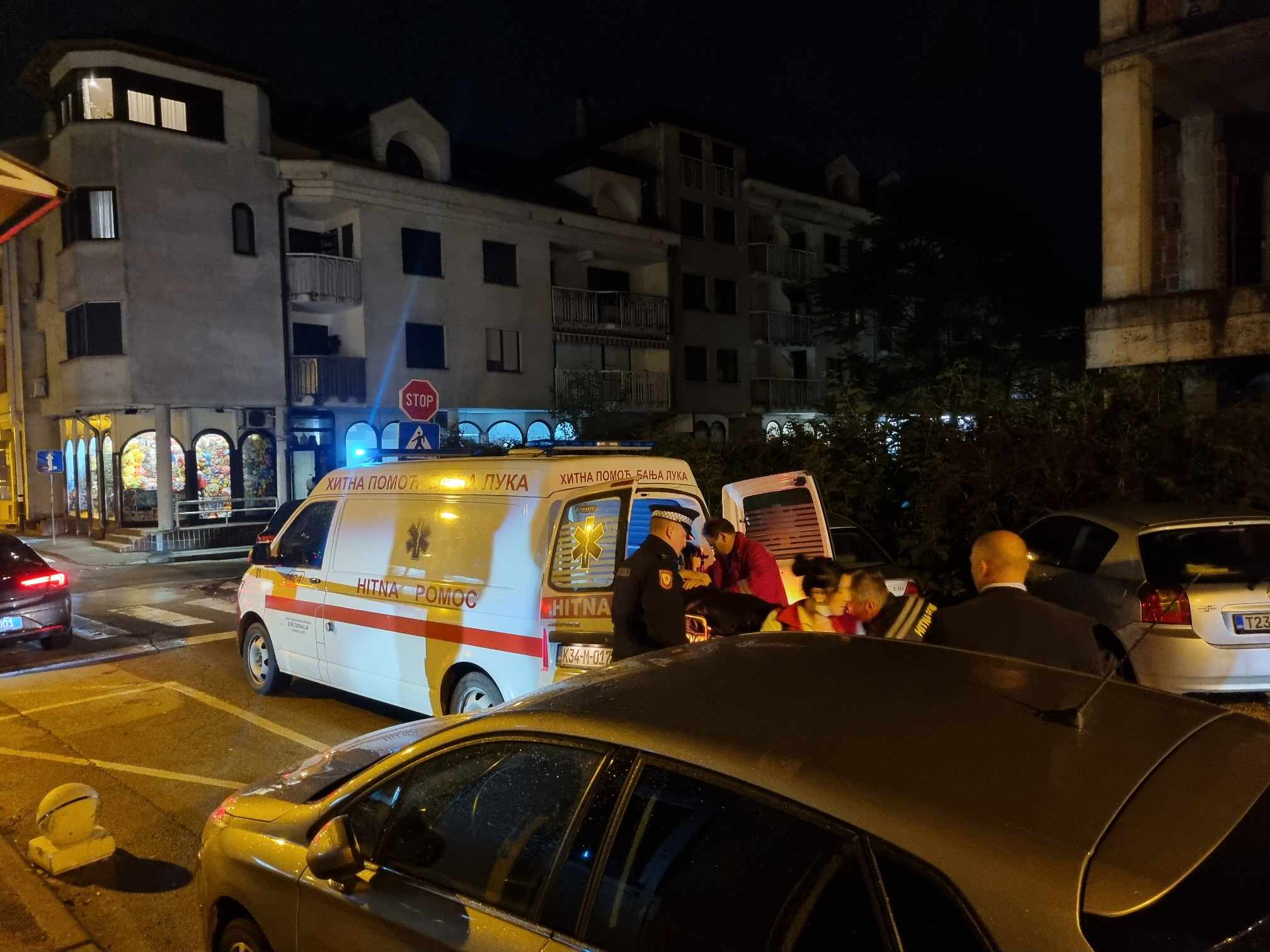 (FOTO/VIDEO) DRAMA U BANJALUCI Policajcu pozlilo prilikom obavljanja dužnosti, odvezla ga Hitna