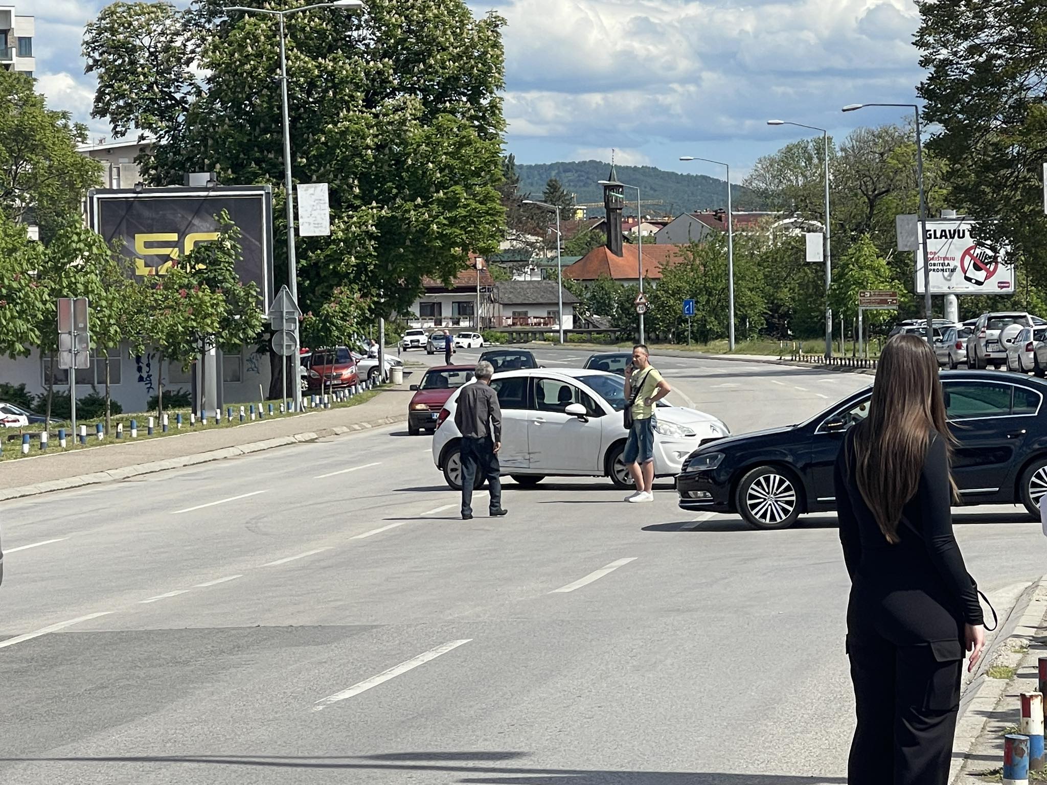 (FOTO) UDES KOD TRŽNICE, USPOREN SAOBRAĆAJ Dva auta se sudarila, jedno se nakon udesa "preparkiralo"