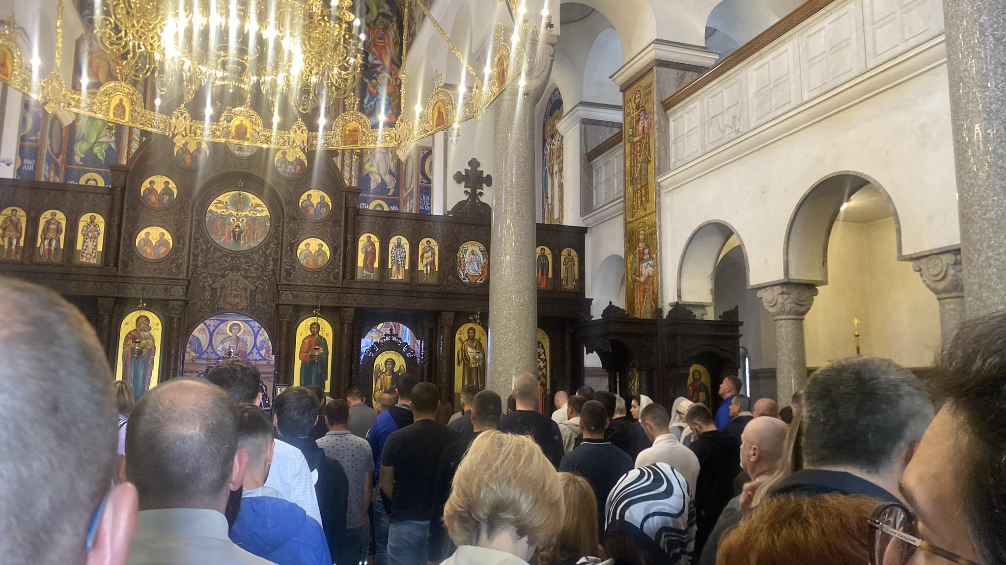 (FOTO) BANJALUČANI OBILJEŽAVAJU CVJETNU NEDJELJU Vjernici okupljeni u hramovima proslavljaju veliki praznik