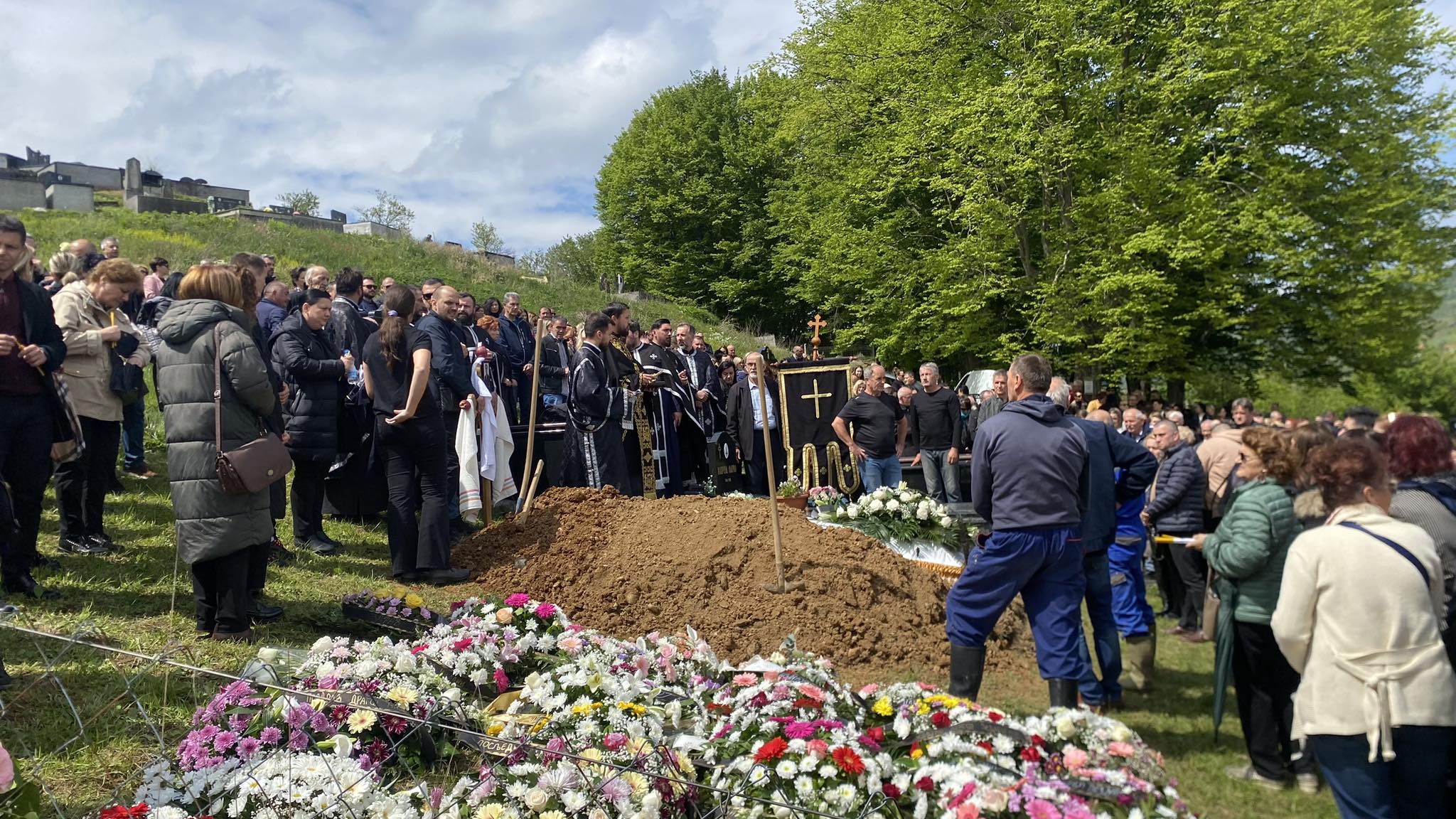 (FOTO/VIDEO) DEVET SVEŠTENIKA DRŽI OPIJELO Tuga se nadvila nad Banjalukom: Porodica, prijatelji, kolege i sugrađani opraštaju se od Koprene