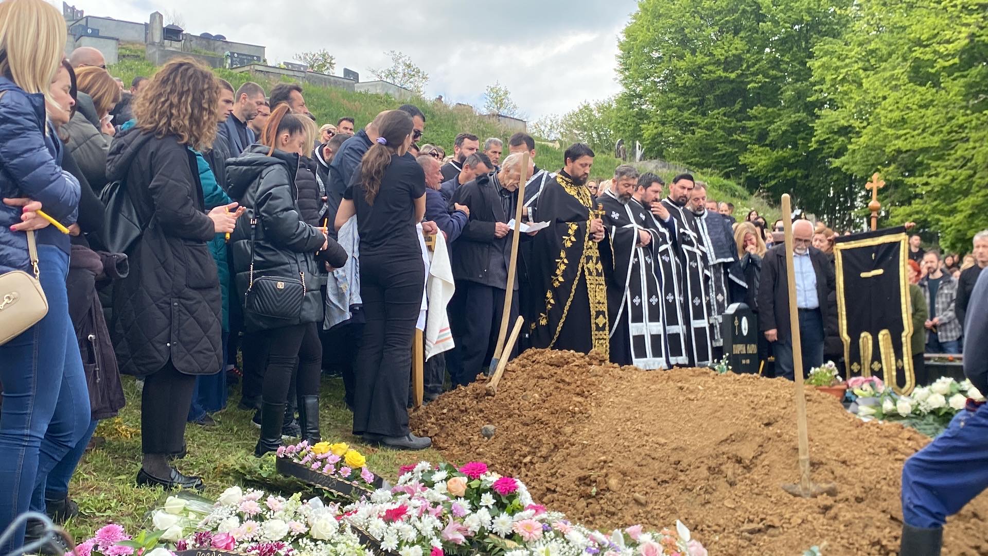 (FOTO/VIDEO) "ŠTO TE JA NISAM ZAMIJENIO, PUTUJ SA ANĐELIMA, MIKO" Stric tragično preminule Koprene shrvan bolom: Njegove riječi i jauk paraju nebo nad Karanovcem