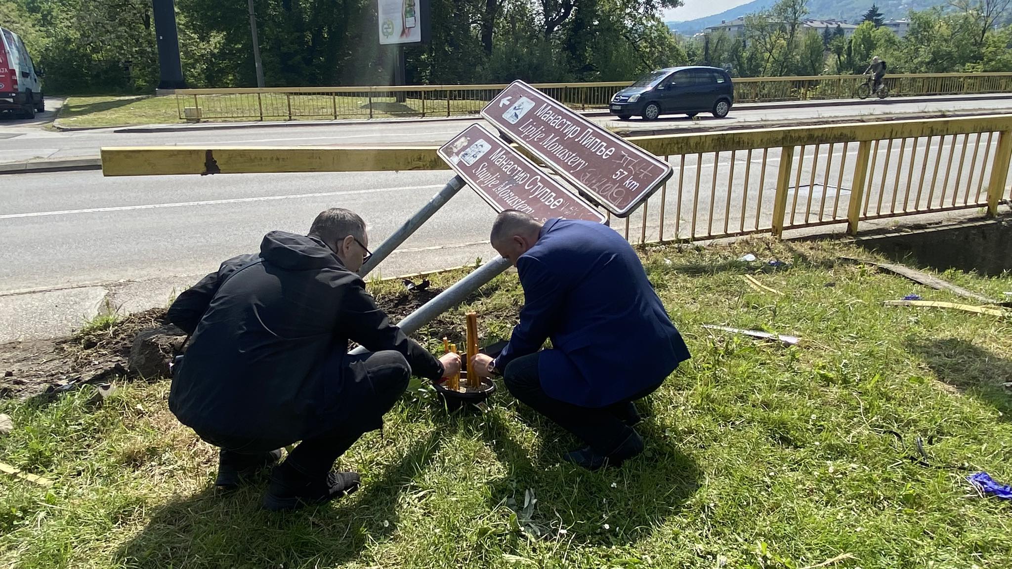 (FOTO) BANJALUKA ZAVIJENA U CRNO Pretužni prizori na Rebrovačkom mostu: Građani pale svijeće na mjestu pogibije Milane Koprene