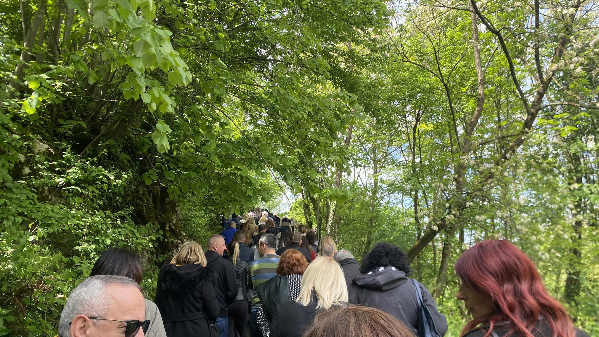 (FOTO/VIDEO) "RIJEKA LJUDI" DOŠLA DA ISPRATI PEDAGOGICU NA VJEČNI POČINAK Potresne scene sa groblja u Karanovcu: Sahranjuje se Milana Koprena