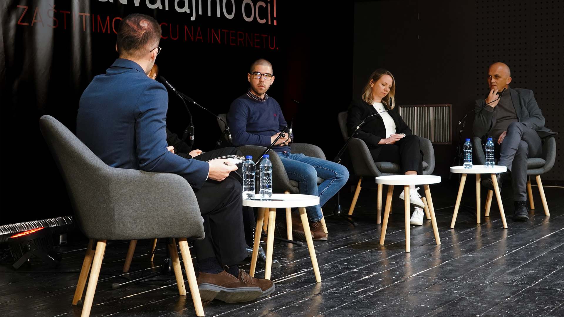Prva panel-diskusija u okviru projekta „Ne zatvarajmo oči! Zaštitimo djecu na internetu“