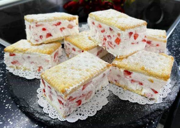DESERT BEZ PEČENJA Osvježavajući sladoled kolač sa jagodama