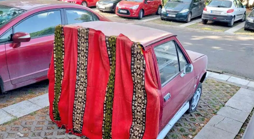 (FOTO) URNEBESNA SCENA U BEOGRADU Na parkingu polovina automobila