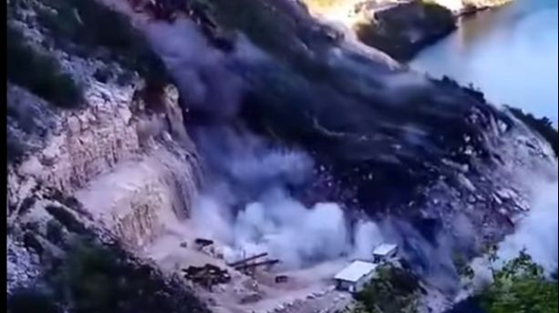 (VIDEO) OBJAVLJEN SNIMAK STRAVIČNOG ODRONA U MOSTARU Vozila završila u vodi, ima povrijeđenih