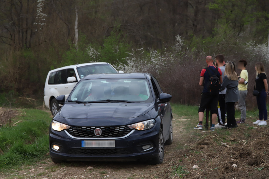 BAGERI KOPAJU OKO DRUGE KUĆE OSUMNJIČENOG U autu čeka Dejanova majka, policija češlja teren sa svjedocima