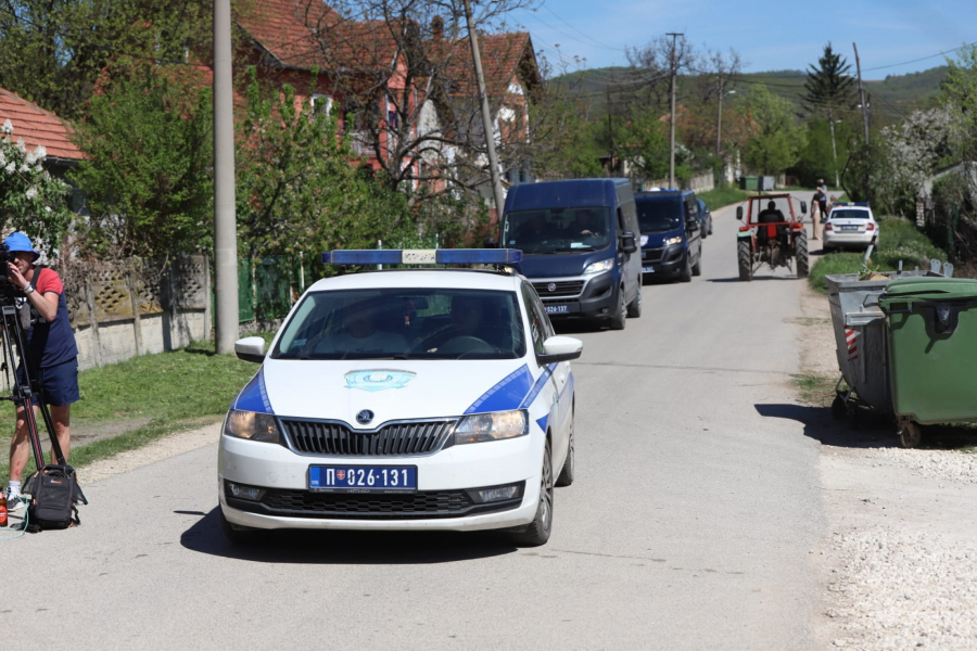 (FOTO/VIDEO) INSPEKTORI U KUĆI DANKINOG UBICE Policija iznosi kese pune dokaza