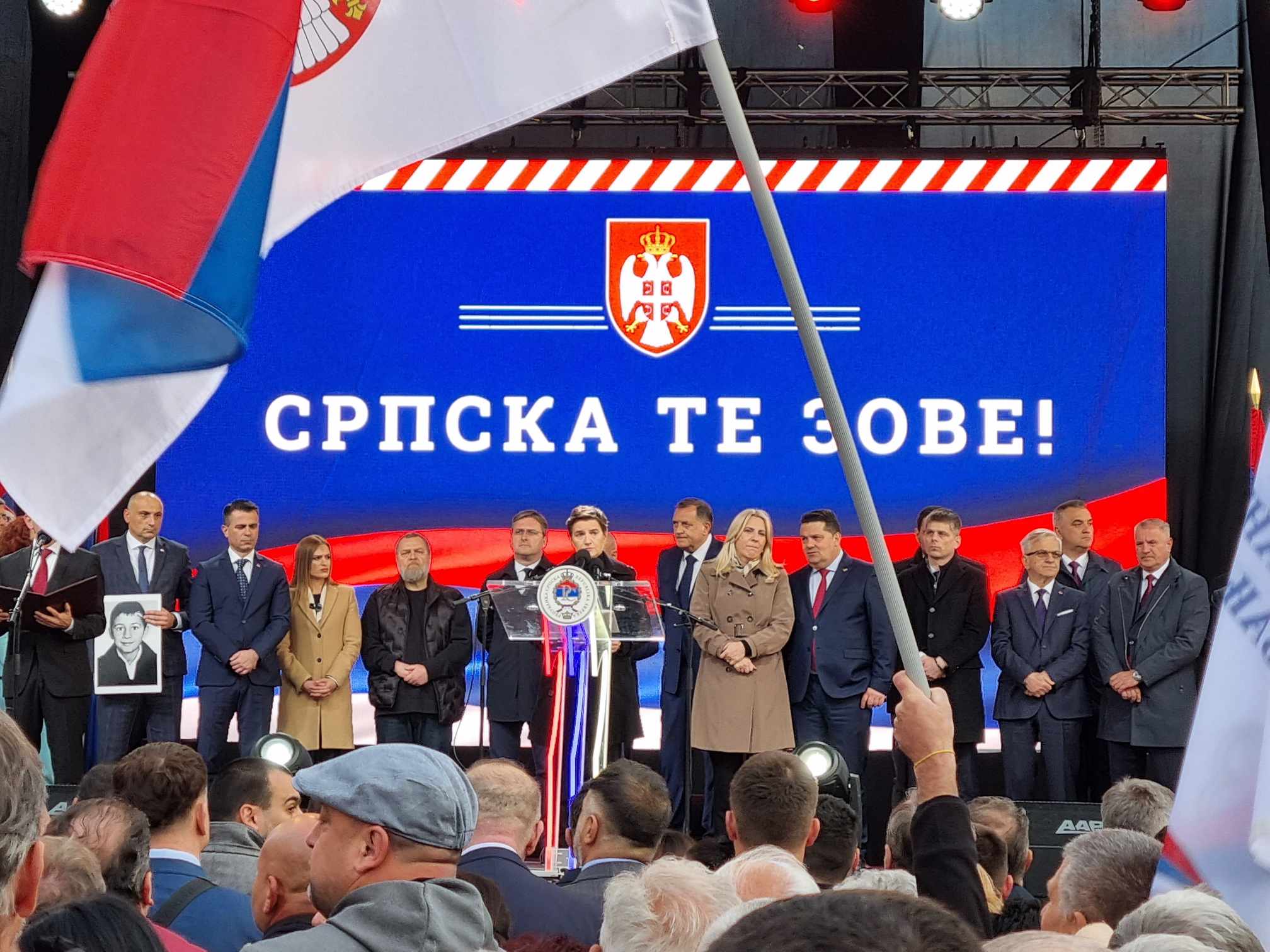 ANA BRNABIĆ ZAGRMILA SA TRGA KRAJINE "Srbija će biti uz Srpsku dok je svijeta i vijeka"