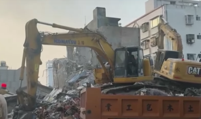 (VIDEO) POD RUŠEVINAMA VIŠE LJUDI Poslije razornog zemljotresa nastavljena potraga za nestalima