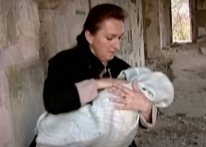 (FOTO/VIDEO) IVANKA JE RATNE 1993. U SARAJEVU U RUŠEVINAMA VIDJELA SMOTULJAK Razgrnula ćebe, a unutra cedulja: "Moli se ko nađe ovo dijete..."