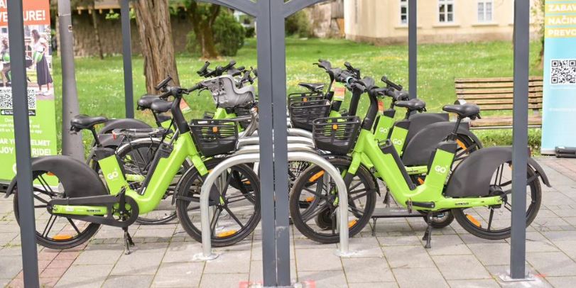 (FOTO) NOVI NAČIN PREVOZA Banjaluka dobila električne bicikle, poznata i cijena