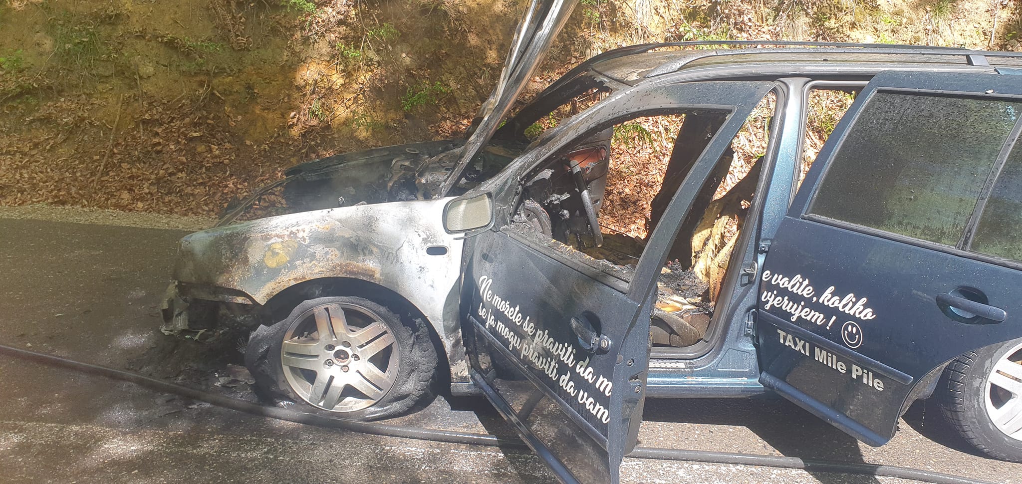(FOTO) UŽAS KOD DOBOJA! Izgorio automobil, intervenisali vatrogasci