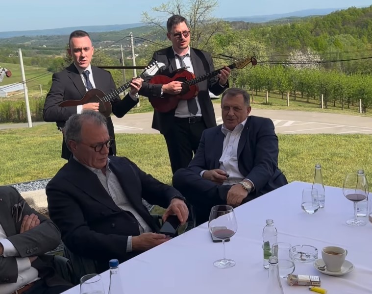 (VIDEO) "SRPKINJA JE MENE MAJKA RODILA" Dodik ispratio Orbana, pa zapjevao uz tamburaše