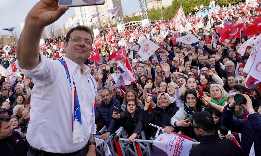 O NJEMU PRIČA SVIJET Ko je čovjek koji je pobijedio Erdogana?