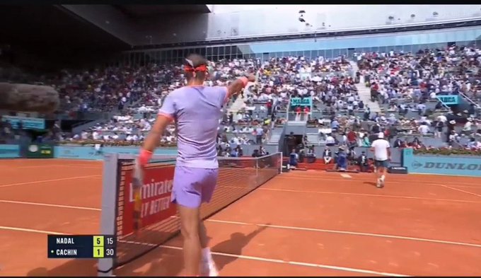 DRAMA U MADRIDU Navijač se srušio na tribinama, Nadal odmah reagovao