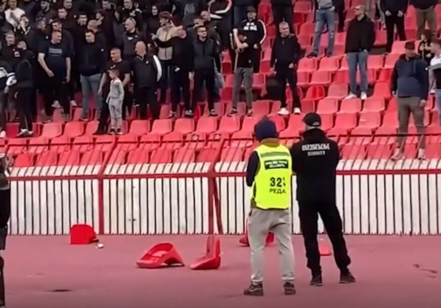 LOMILI STOLICE Navijači Partizana bakljama gađali navijače Crvene zvezde